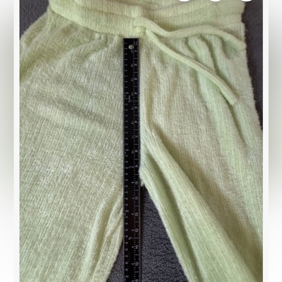 Excellent condition Hippie Rose
Cozy Light Green Fuzzy Lounge Set, size M - Picture 7 of 11